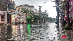 Đường Núi Thành biến thành sông sau cơn mưa ngày 18/10