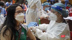 Lực lượng y tế Đà Nẵng tiêm vaccine phòng COVID-19 cho học sinh THPT trên địa bàn