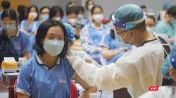 Lực lượng y tế tiêm vaccine phòng COVID-19 cho học sinh trên địa bàn