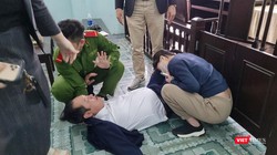 Ông Võ Văn Cường - Giám đốc Công ty TNHH MTV LAND Hà Hải vật vã sau khi uống chai thuốc diệt côn trùng uống tự tử tại phiên toà