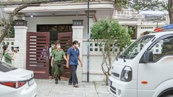 Công an TP Tam Kỳ (Quảng Nam) thực hiện lệnh bắt đối với ông Phạm Văn Điểu, Giám đốc Ban Quản lý dự án Đầu tư và xây dựng TP Hội An tại nhà riêng (Ảnh Long Phi)