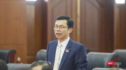 Đại biểu Lê Văn Dũng - Phó Trưởng ban Đô thị HĐND TP Đà Nẵng chất vấn Giám đốc Sở KH&ĐT TP về tình trạng dự án đội vốn