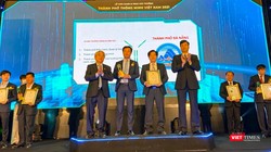 Đại diện TP Đà Nẵng nhận giải thưởng TP Thông minh Việt Nam 2021