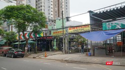 Lô đất 13-15 Nguyễn Chí Thanh có diện tích 851m2, được Đà Nẵng giao cho Công ty CP Đâu tư phát triển nhà Đà Nẵng thực hiện dự án xây dựng nhà chung cư từ năm 2010, nhưng hiện tại làm bãi đỗ xe và bán hàng ăn