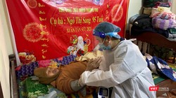 Lực lượng y tế tiêm vaccine phòng COVID-19 cho người cao tuổi, bị bệnh nặng không thể đến điểm tiêm (Ảnh K.Y.)