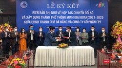 Ông Lê Trung Chinh - Chủ tịch UBND TP Đà Nẵng và ông Trương Gia Bình - Chủ tịch Công ty CP FPT tại lễ ký kết