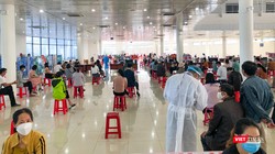 Lực lượng y tế tổ chức tiêm vaccine phòng COVID-19 cho người dân