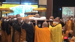 Nghi lễ nhập kim quan Thiền sư Nhất Hạnh (ảnh Tuấn Hiệp)