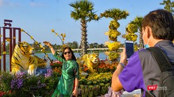 Người dân TP Huế chụp ảnh kỷ niệm với đường hoa xuân Nhâm Dần bên bờ sông Hương (ảnh Tuấn Hiệp)