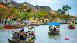 Du khách đi thuyển trên sông Hoài (TP Hội An)