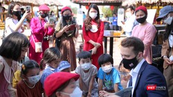 Ông Sam Wood - Phó Tổng Lãnh sự Anh tại TP HCM và nhóm Đại sứ đọc Hội An cùng đọc sách về môi trường cho các bạn thiếu nhi 