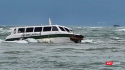 Tàu du lịch QNa1152 bị nạn trên biển Cửa Đại (Hội An) đang được trục vớt vào bờ