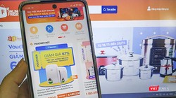 Mua hàng online, thương mại điện tử đang trở thành xu hướng mua sắm (ảnh Khánh Linh)