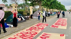 Hàng trăm khách hàng liên quan đến vụ án bẻ kèo hợp đồng môi giới BĐS ở Quảng Nam đã dựng lều bạt, căng băng rôn tại trung tâm thị xã Điện Bàn, tỉnh Quảng Nam