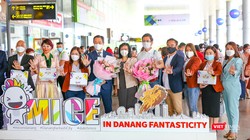 Khách du lịch đến Đà Nẵng sau khi du lịch mở cửa trở lại.