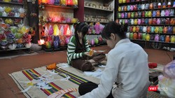 Làm đèn lồng, một trong những sàn phẩm thủ công mỹ nghệ đặc trưng của Hội An