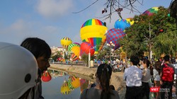 Du khách tham dự ngày hội Khinh khí cầu ở Hội An