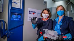 Đại sứ Robyn Mudie và Trưởng đại diện UNICEF Rana Flowers tham quan lô vaccine Pfizer do Australia tài trợ được vận chuyển tới Hà Nội (ảnh ĐSQ Australia)
