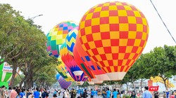 Du khách tham dự lễ hội khinh khí cầu tại Đà Nẵng