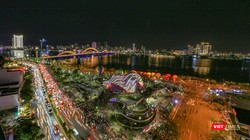 Công viên APEC (Đà Nẵng) trong đêm trình diễn thả hoa đăng bằng khinh khí cầu