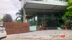 Dự án Đà Nẵng Center do Công ty CP địa ốc Vũ Châu Long làm chủ đầu tư trên diện tích khu đất rộng 7.878m2 ở vị trí "kim cương" tại vị trí 3 mặt tiền đường Phan Chu Trinh-Hùng Vương-Nguyễn Thị Minh Khai (TP Đà Nẵng) đã "treo" hơn 10 năm qua.