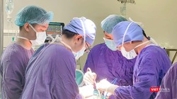 Ê-kíp bác sĩ Bệnh viện Hữu nghị Việt Đức phẫu thuật cho bệnh nhân