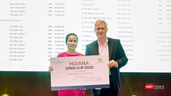 Bà Lương Thị Hương, Giám đốc Quỹ Trẻ em Việt Nam tiếp nhận số tiền gây quỹ từ Ban tổ chức giải đấu Hoiana Open Cup.
