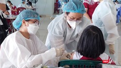 Lực lượng y tế Đà Nẵng tiêm vaccine phòng COVID-19 cho đối tượng từ 12-17 tuổi trên địa bàn