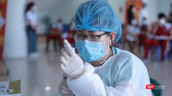 Lực lượng y tế tiêm vaccine phòng COVID-19 cho đối tượng là học sinh