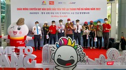 Lãnh đạo Sở Du lịch, Cảng Hàng không Quốc tế Đà Nẵng, Công ty CP Đầu tư Khai thác Nhà ga Quốc tế Đà Nẵng và Hãng hàng không Vietjet Air tại buổi đón những du khách Hàn Quốc đầu tiên trở lại TP