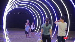 Du khách hứng thú checkin với dịch vụ biển du lịch đêm Mỹ An (Đà Nẵng)