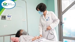 TS.BS.Nguyễn Thị Mai Hương – Trưởng khoa Huyết học lâm sàng, Bệnh viện Nhi Trung ương thăm khám cho bệnh nhân V.A (ảnh bệnh viện cung cấp)