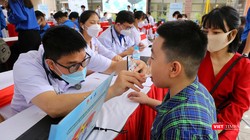 Các thầy thuốc trẻ khám cho trẻ em trong khuôn khổ lễ ra quân Hành trình Thầy thuốc trẻ làm theo lời Bác, tình nguyện vì sức khỏe cộng đồng năm 2022 diễn ra sáng ngày 14/5, tại TP Huế