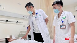 Các bác sĩ Bệnh viện hữu nghị Việt Đức thăm khám cho bệnh nhân sau phẫu thuật (ảnh BVCC)