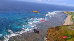 Hang Câu - Lý Sơn nhìn từ những cánh dù lượn (ảnh Thế Anh)