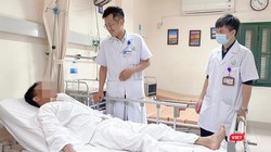 Bác sĩ thăm khám cho bệnh nhân trước khi cho xuất viện