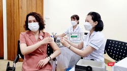 Thứ trưởng Bộ Y tế Nguyễn Thị Liên Hương tiêm mũi nhắc vaccine phòng COVID-19 tại lễ phát động