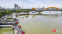 Một góc điểm checkin cầu Rồng và cá chép phun nước ở TP Đà Nẵng