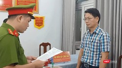 Công an bắt đối tượng đưa hối lộ cho Tổng Giám đốc Công ty CP Công trình công cộng Hội An. (ảnh CĐ)