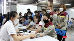 Các thầy thuốc theo chân hành trình Thầy thuốc trẻ vì sức khỏe cộng đồng-chăm sóc sức khỏe hậu COVID-19 đang khám cho công nhân 