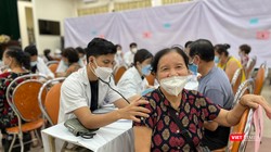 Bác sĩ Hội Thầy thuốc trẻ Hà Nội khám sức khỏe cho người có công với cách mạng trên địa bàn quận Đống Đa (Hà Nội)