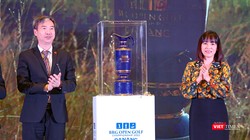 Bà Trương Thị Hồng Hạnh – Giám đốc Sở Du lịch Đà Nẵng và đại diện đơn vị tài trợ danh xưng-Tập đoàn BRG bên chiếc cup giải đấu BRG Open Championship 2022