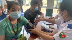 Hành trình Thầy thuốc trẻ khám, cấp thuốc miễn phí cho công nhân tại Công ty Pouyuen Việt Nam (quận Bình Tân, TP HCM)