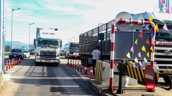 Trạm thu phí trên cao tốc Đà Nẵng - Quảng Ngãi ùn tắc trong ngày đầu áp dụng thu phí không dừng