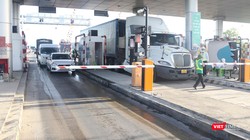 Giao thông qua trạm thu phí đi vào cao tốc Đà Nẵng-Quảng Ngãi bị ùn tắc trong ngày đầu áp dụng thu phí không dừng