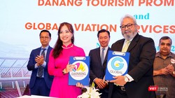 Bà Nguyễn Thị Hoài An - Giám đốc Trung tâm Xúc tiến Du lịch TP Đà Nẵng và đại diện Global Aviation Services Plt Ltd tại buổi ký kết dưới sự chứng kiến của Đại sứ Đặc mệnh toàn quyền của Việt Nam tại Ấn Độ