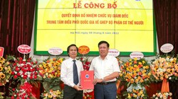 Thứ trưởng Bộ Y tế Đỗ Xuân Tuyên trao quyết định bổ nhiệm Giám đốc Trung tâm Điều phối Quốc gia về ghép bộ phận cơ thể người cho PGS.TS Đồng Văn Hệ (ảnh BVCC)