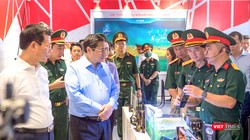 Thủ tướng Phạm Minh Chính và đoàn công tác nghe giới thiệu về các sản phẩm trang bị kĩ thuật công nghệ cao do Viettel đang nghiên cứu, sản xuất.