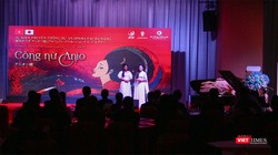 Hai danh ca soprano Đào Tố Loan và Bùi Thị Trang (vai Công nữ Anio) trình diễn một phân đoạn (màn thứ ba) trong Vở diễn mang tên Aria “Đàn bầu” tại buổi công bố 