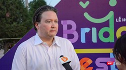 Ông Marc Knapper - Đại sứ Mỹ tại Việt Nam - trao đổi với báo giới tại Lễ hội âm nhạc Thu hẹp Khoảng cách lần đầu tiên diễn ra tại Đà Nẵng.